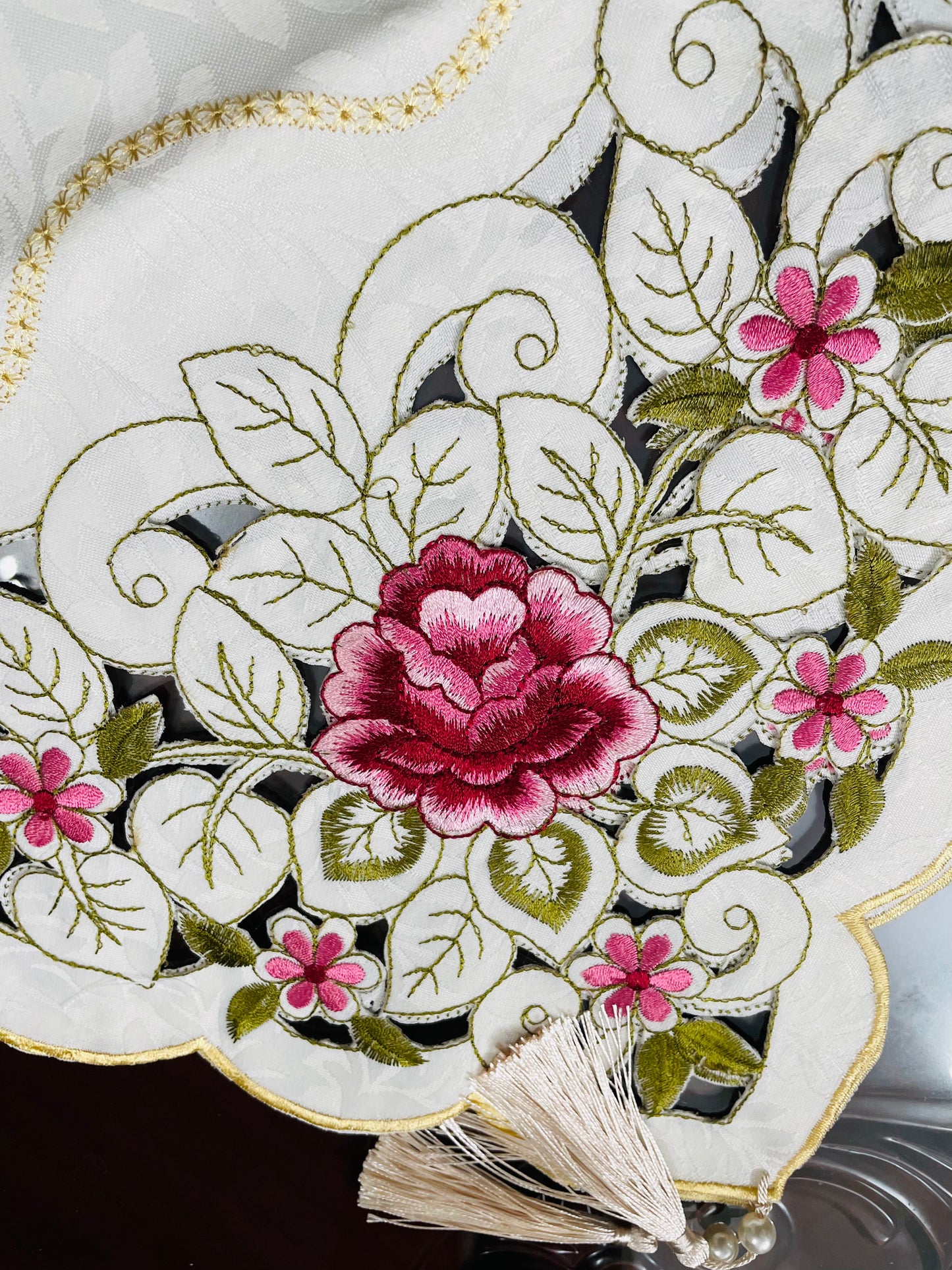 Luxurious Floral Embroidered Table Runner Set