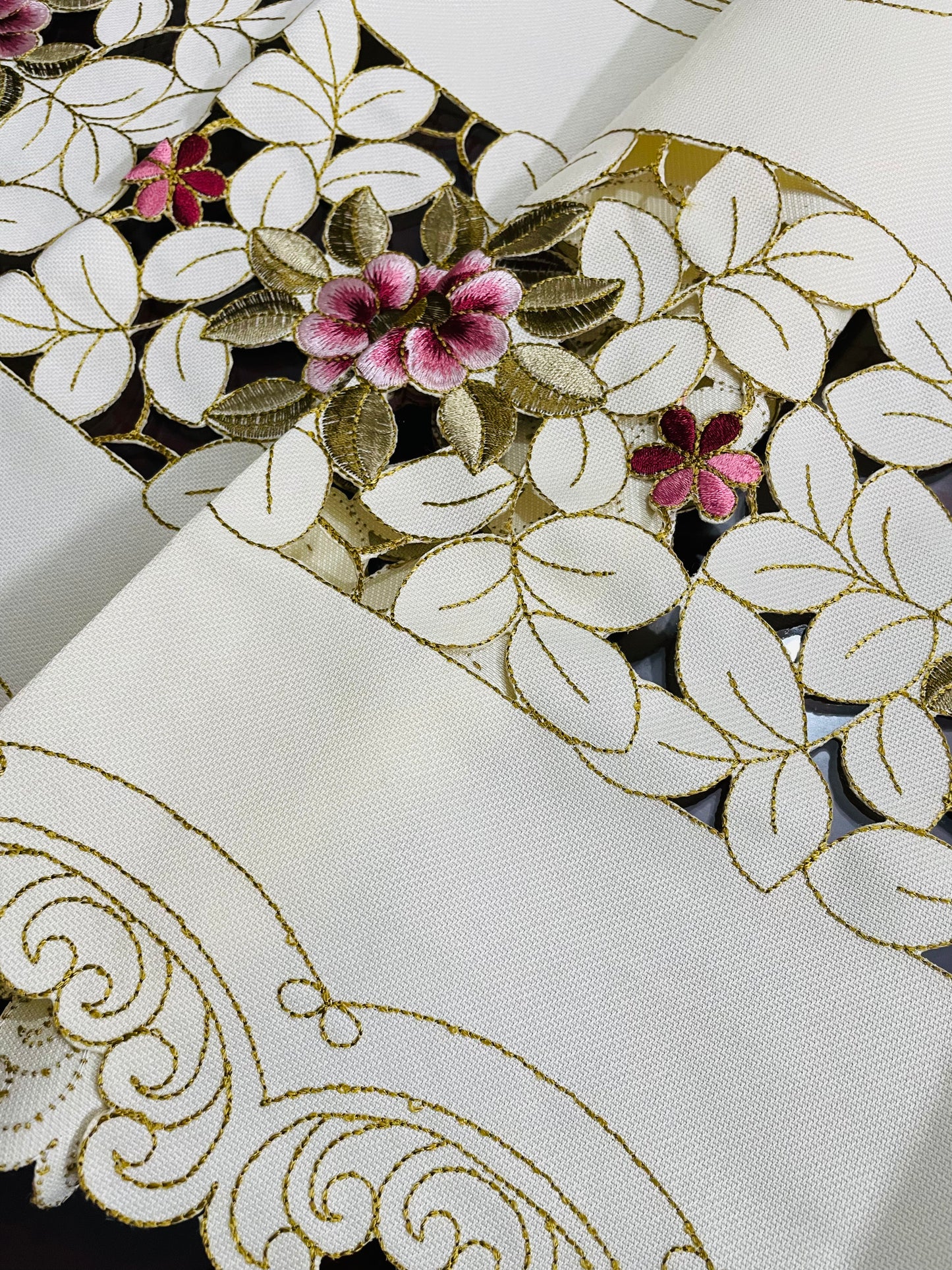 Luxurious Floral Embroidered Table Runner Set
