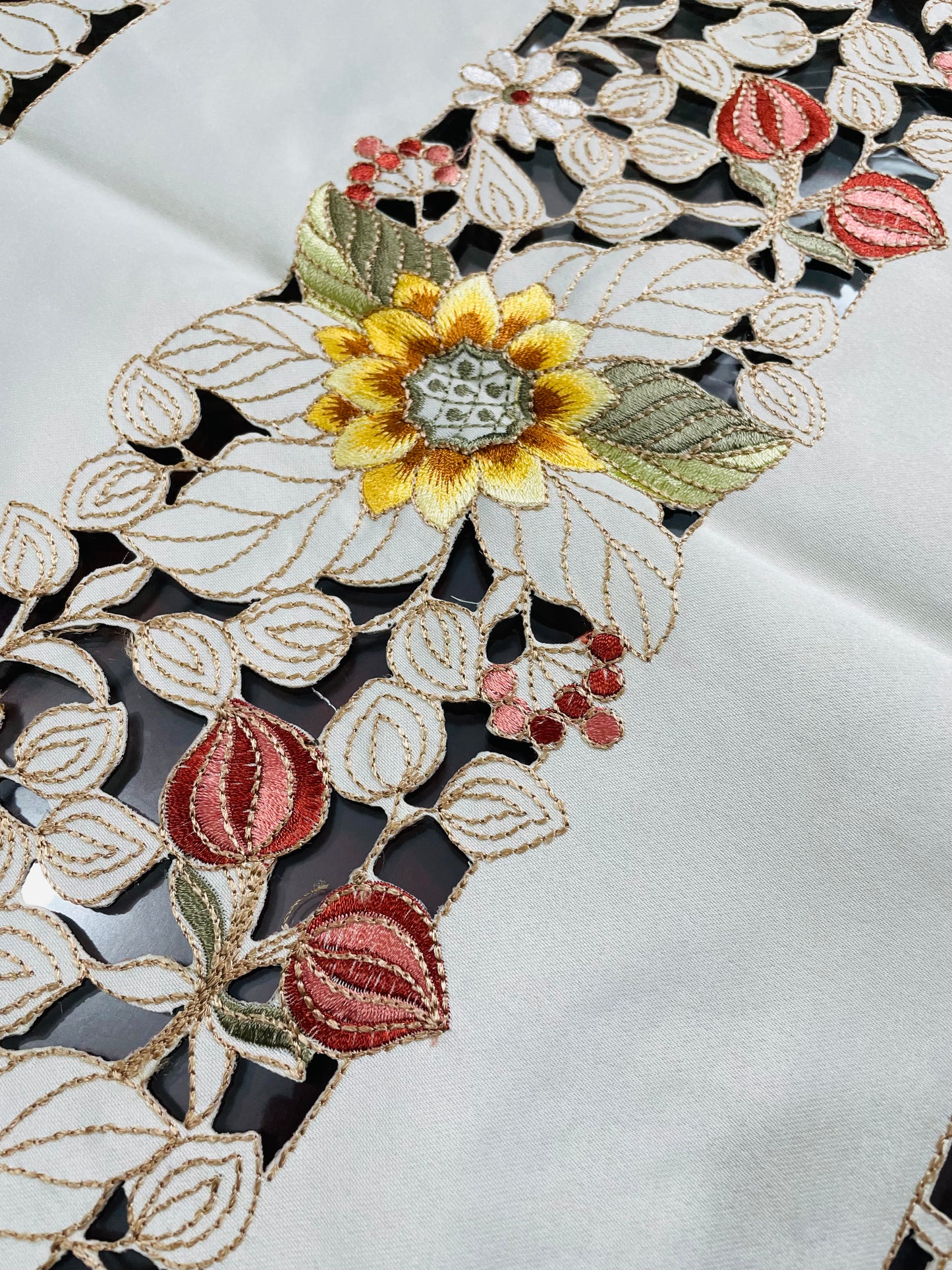 Luxurious Floral Embroidered Table Runner Set